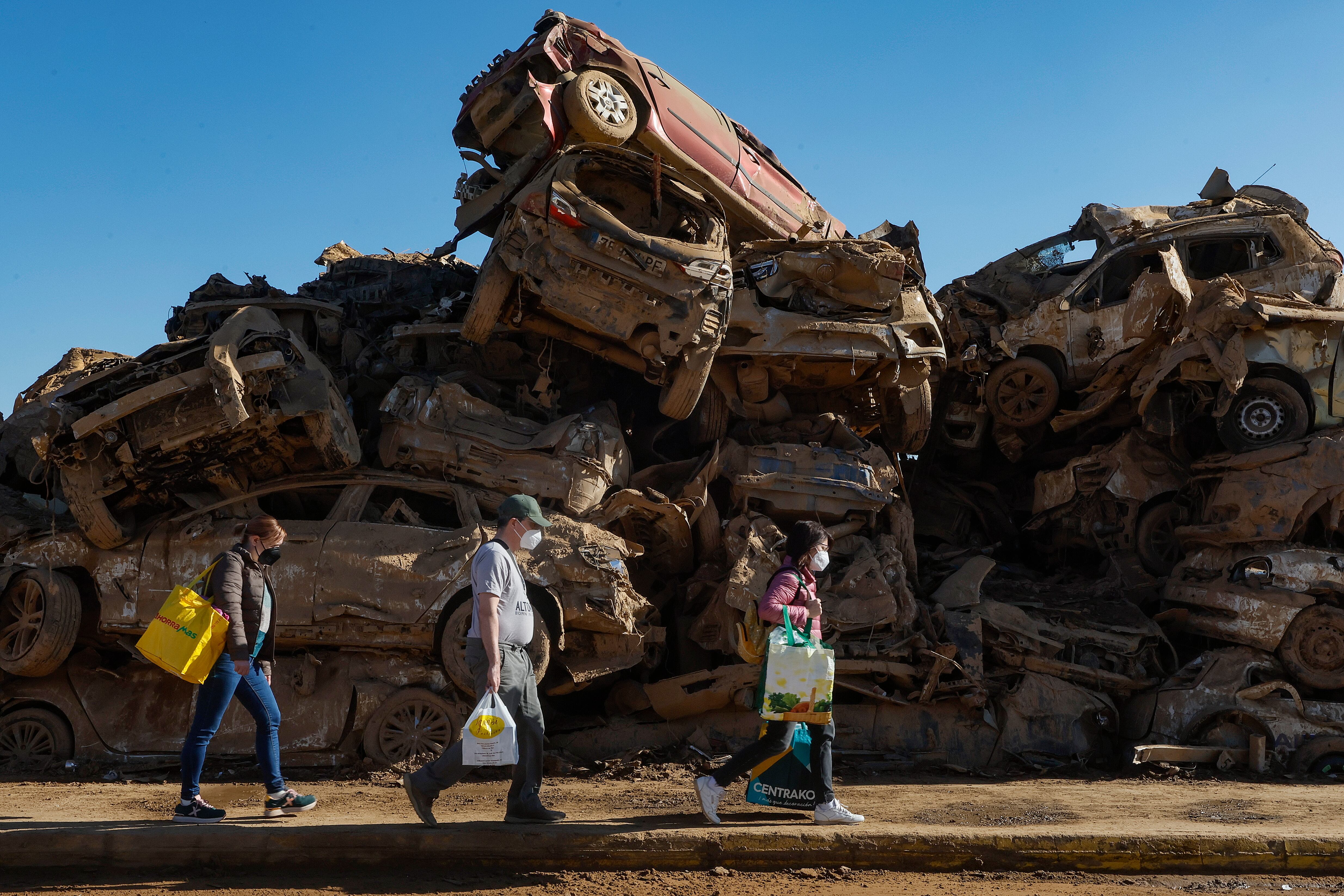 Personas caminando hacia el trabajo tras el paso de la Dana por Valencia (España). 
 EFE/ José Manuel Vidal