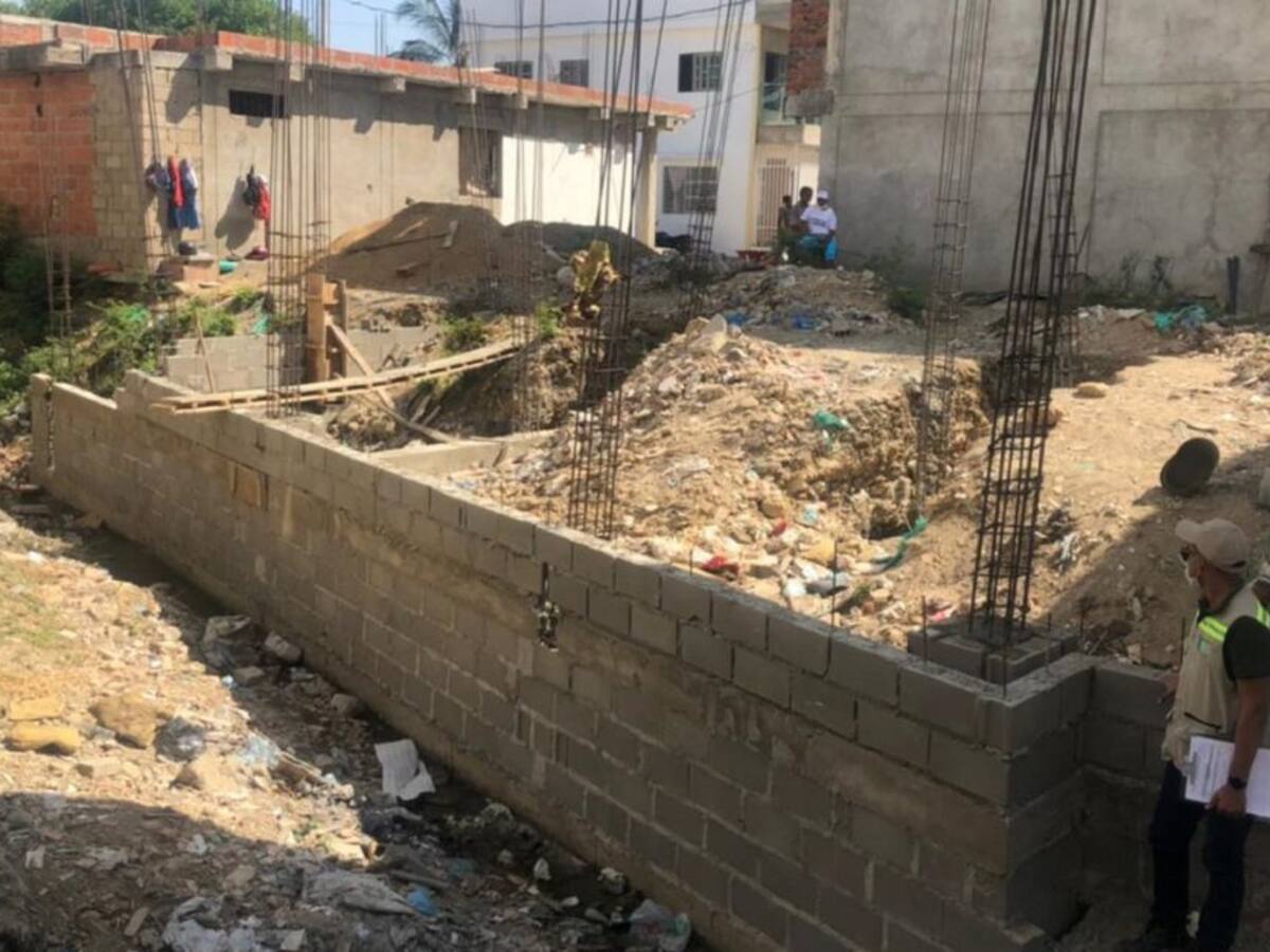Suspendieron construcciones que ocupan canal del barrio Providencia
