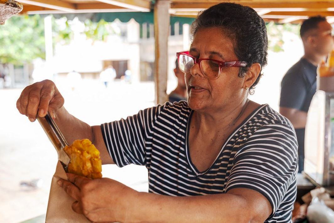 Bajo la sombra del Palito de Caucho