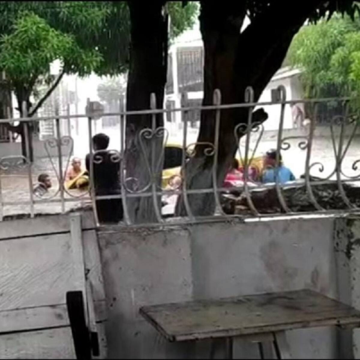 Dos personas a bordo de un taxi fueron rescatadas de arroyo en Barranquilla