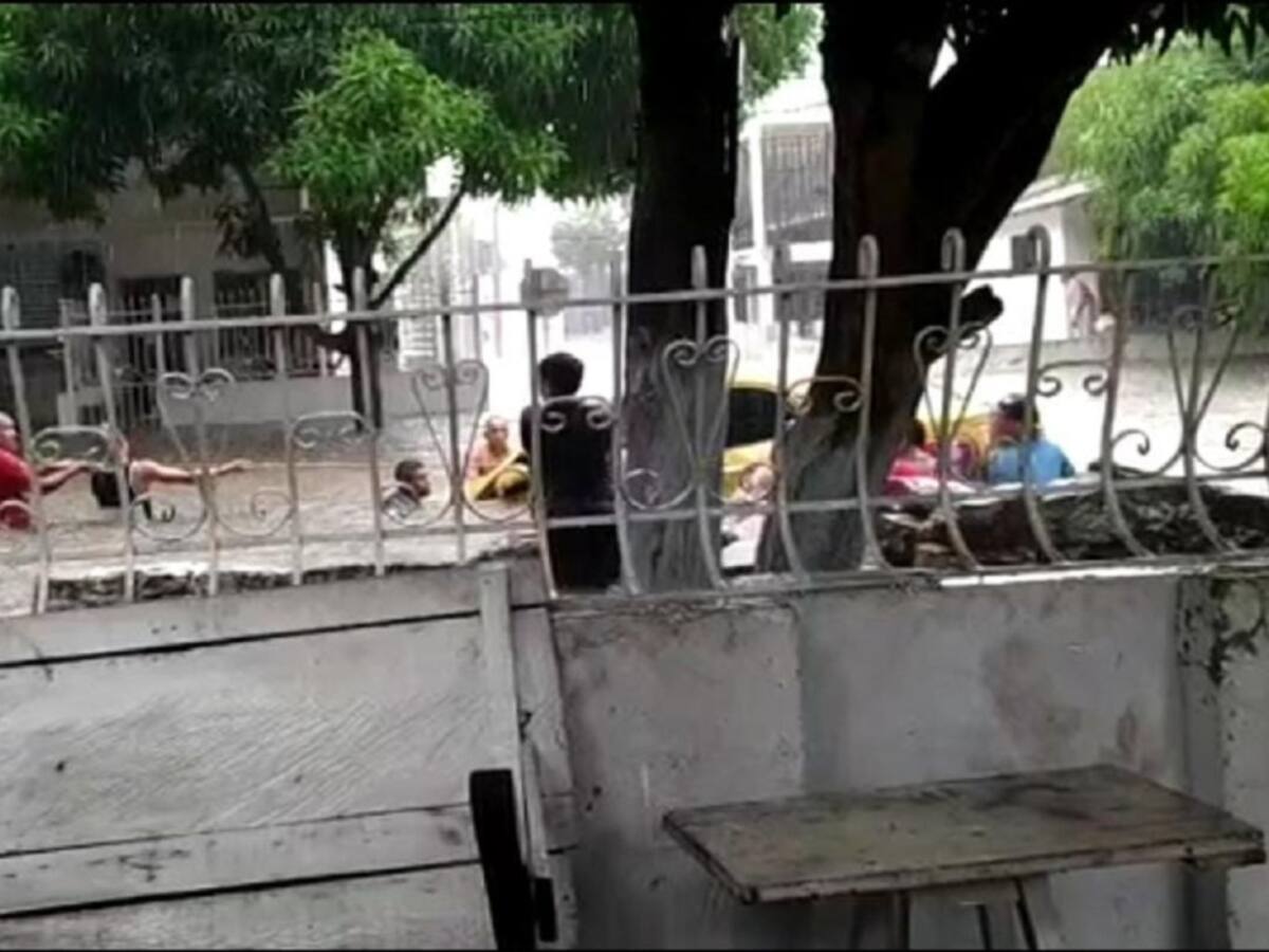 Dos personas a bordo de un taxi fueron rescatadas de arroyo en Barranquilla