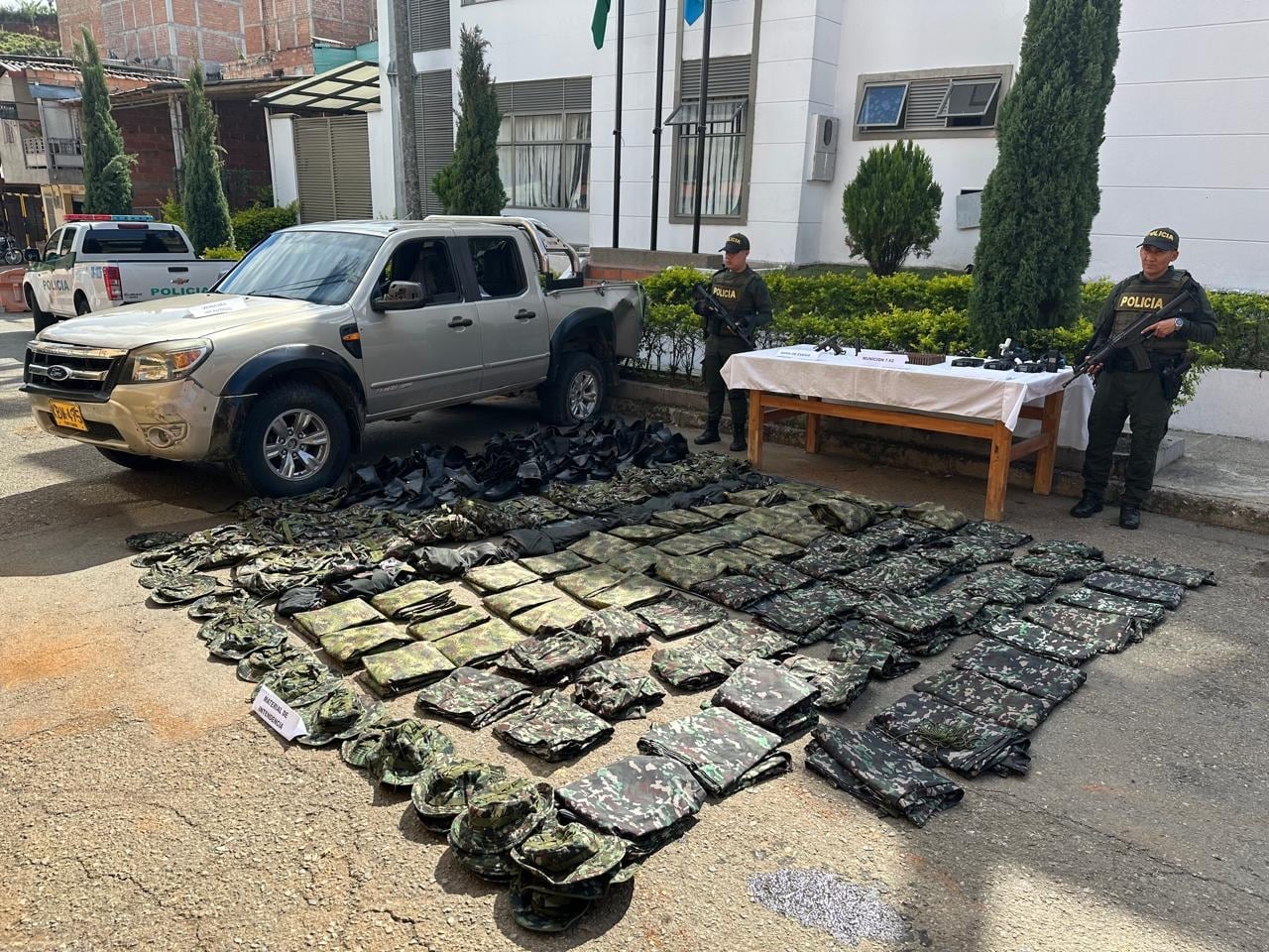 Uniformes militares incautados en Antioquia- foto policía