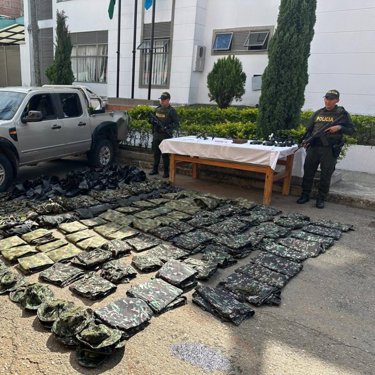 Antioquia: luego de un intercambio de disparos con ilegales, la policía incautó uniformes camuflados