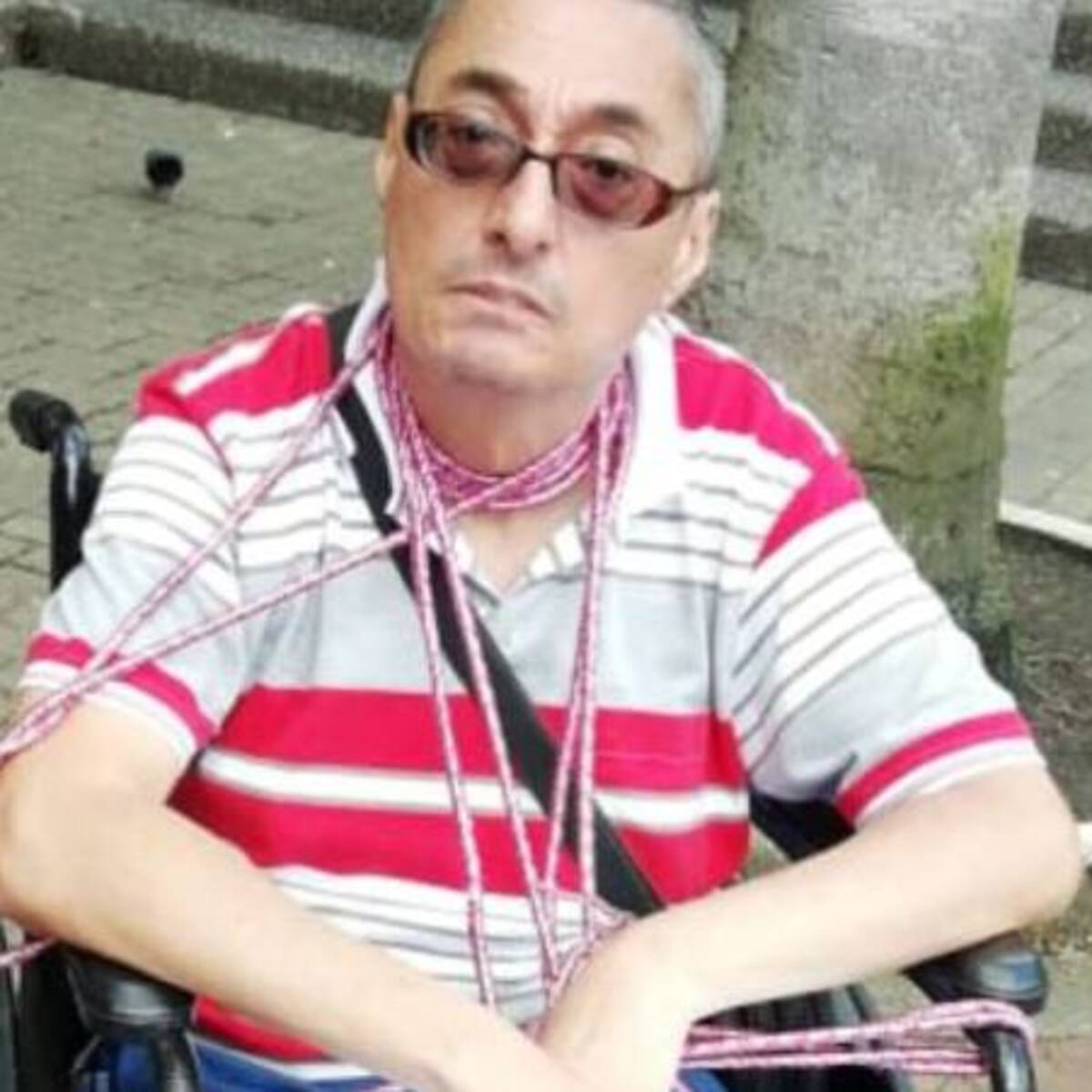 Paciente con enfermedad huérfana se amarró en la plaza de Bolívar