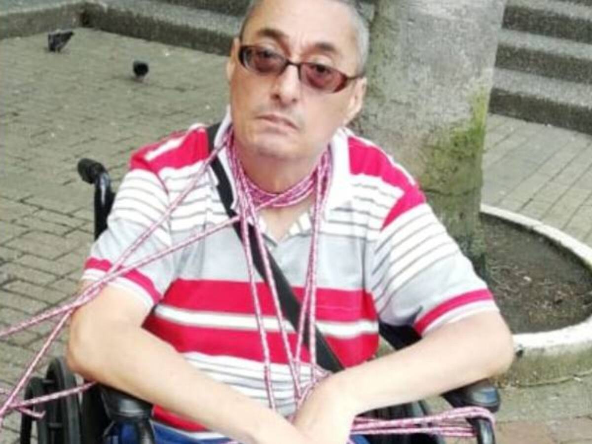Paciente con enfermedad huérfana se amarró en la plaza de Bolívar