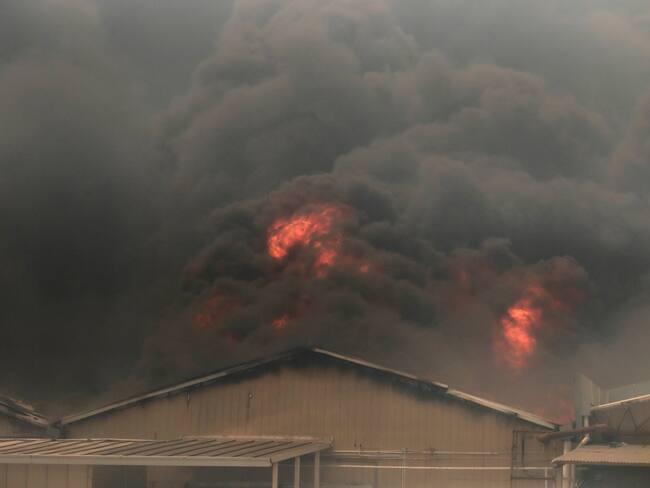 AME5042. VIÑA DEL MAR (CHILE), 03/02/2024.- Fotografía que muestra un incendio en zona industrial durante los incendios forestales que afectan Viña del Mar, Región de Valparaiso (Chile). Los incendios en la región central de Valparaíso han causado por lo menos 19 muertos, según reportes oficiales. EFE/Ailen Díaz