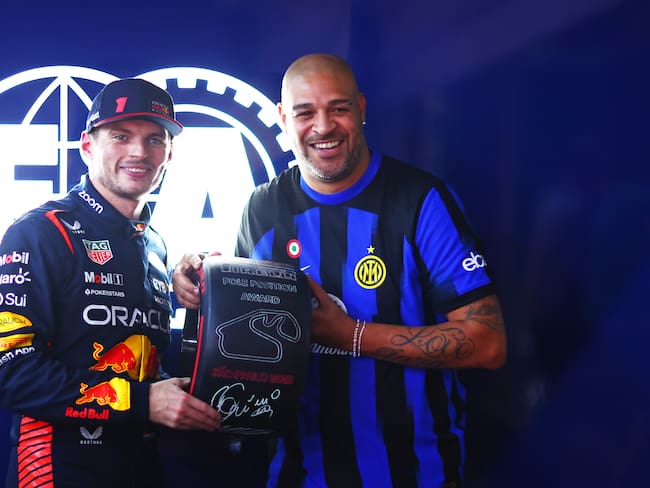 Adriano entrega el reconocimiento a Max Verstappen en la prueba de clasificación del GP de Sao Paulo (Photo by Dan Istitene - Formula 1/Formula 1 via Getty Images)