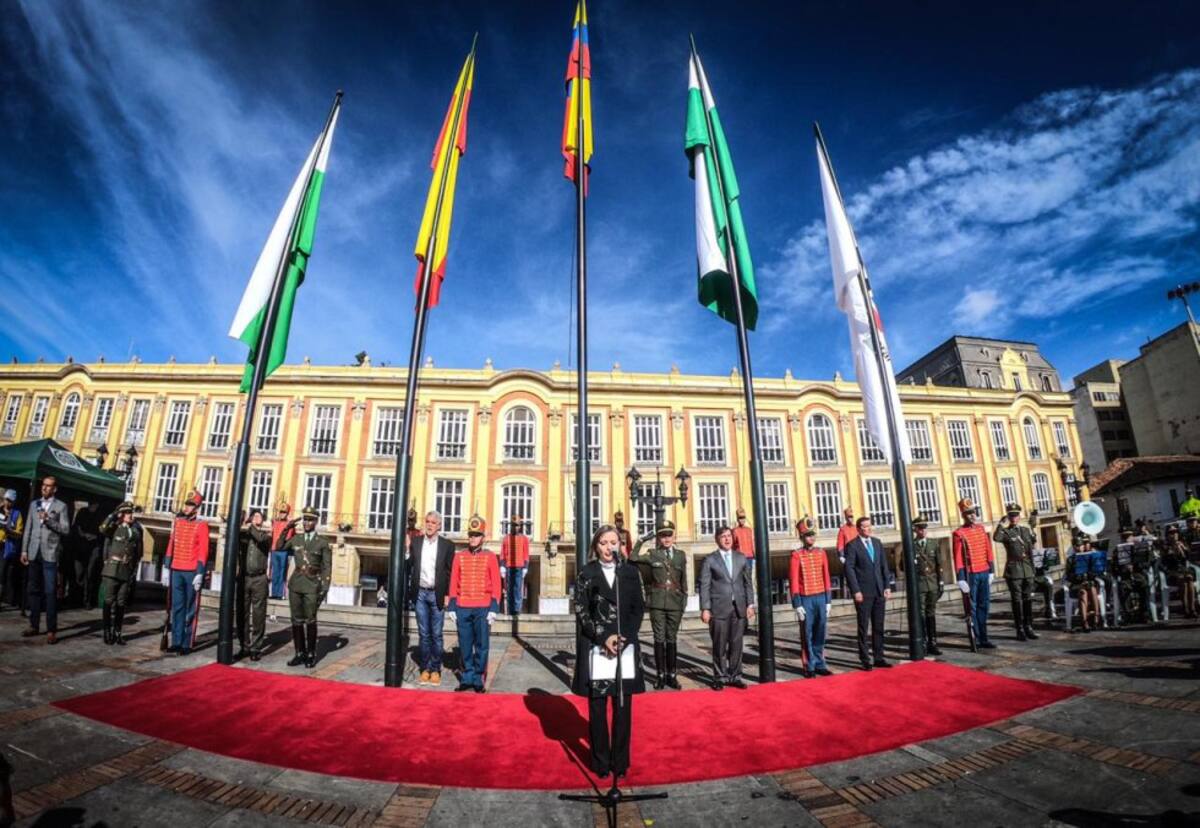 El evento protocolario de inicio de elecciones en la Plaza de Bolívar.