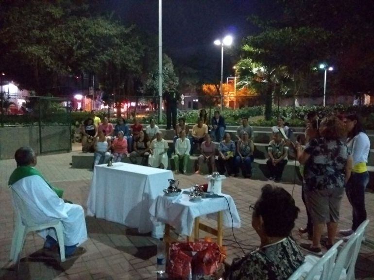 Ceremonia religiosa en el parque Almendra.