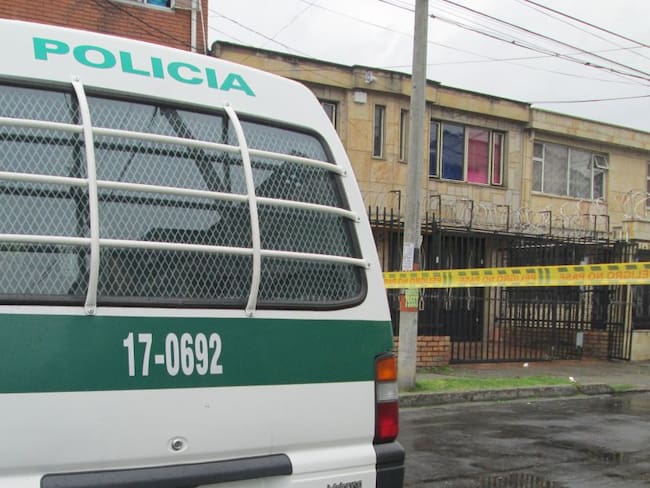 Investigan la muerte de un policía junto a dos niños en Bogotá