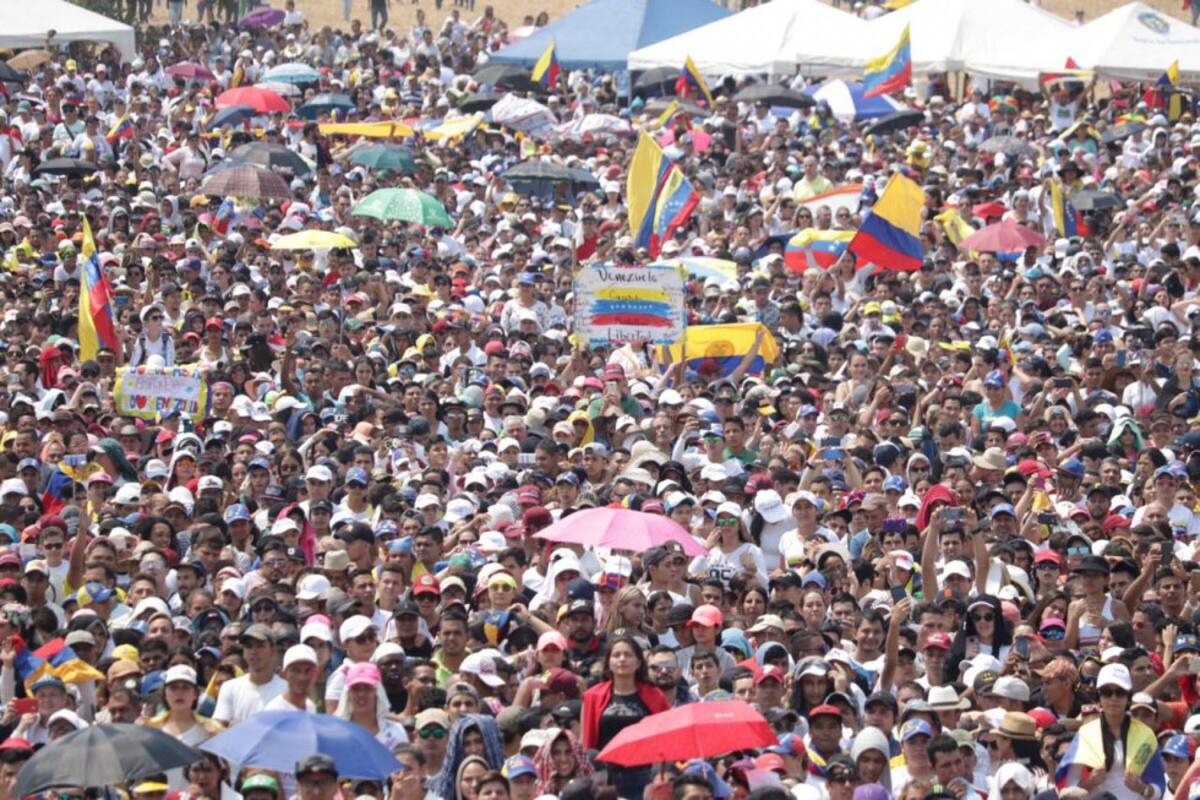 Todo esta listo para que comience el concierto benéfico  