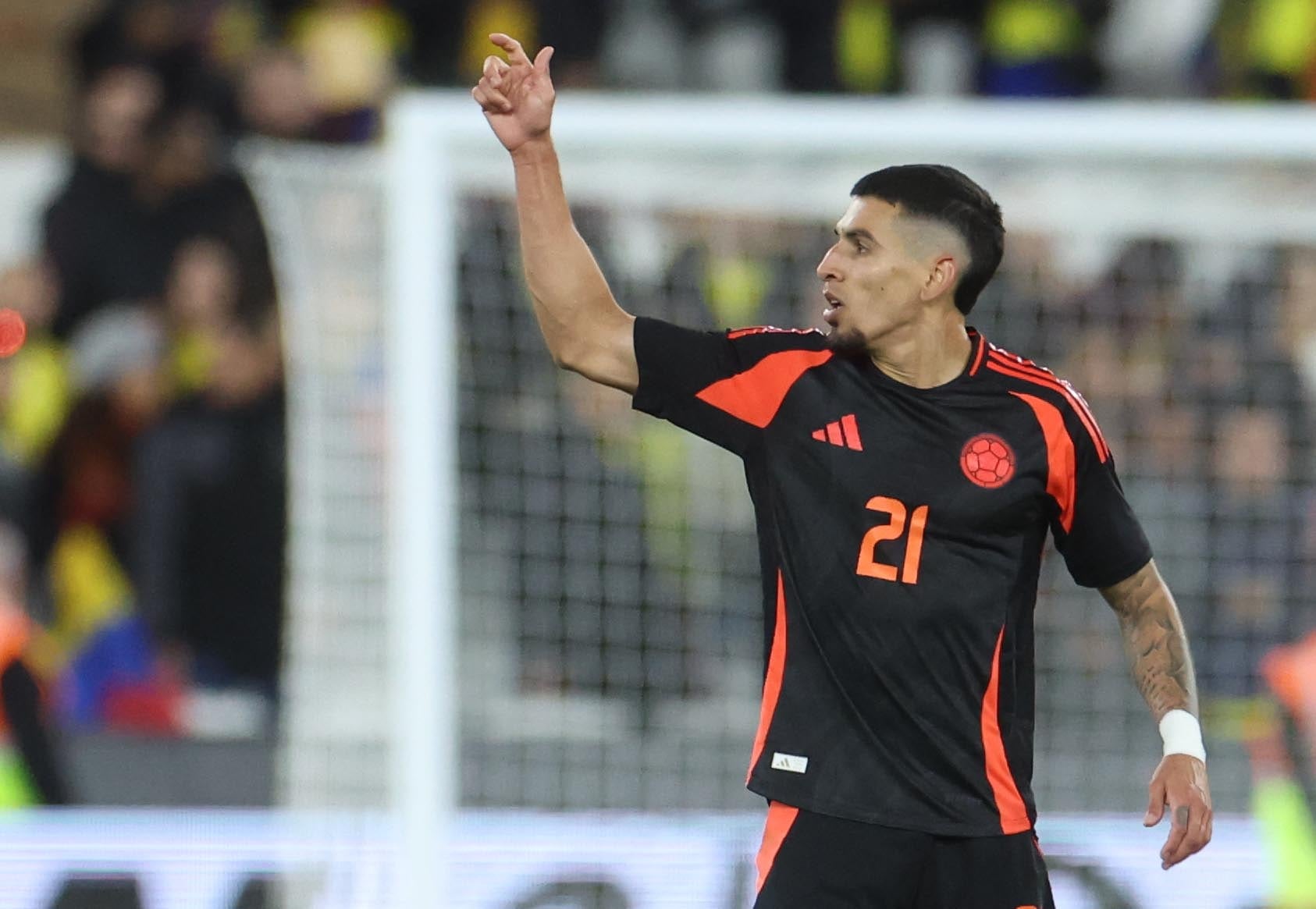 Daniel Muñoz fue la gran figura en la victoria de Colombia sobre España. EFE/EPA/NEIL HALL