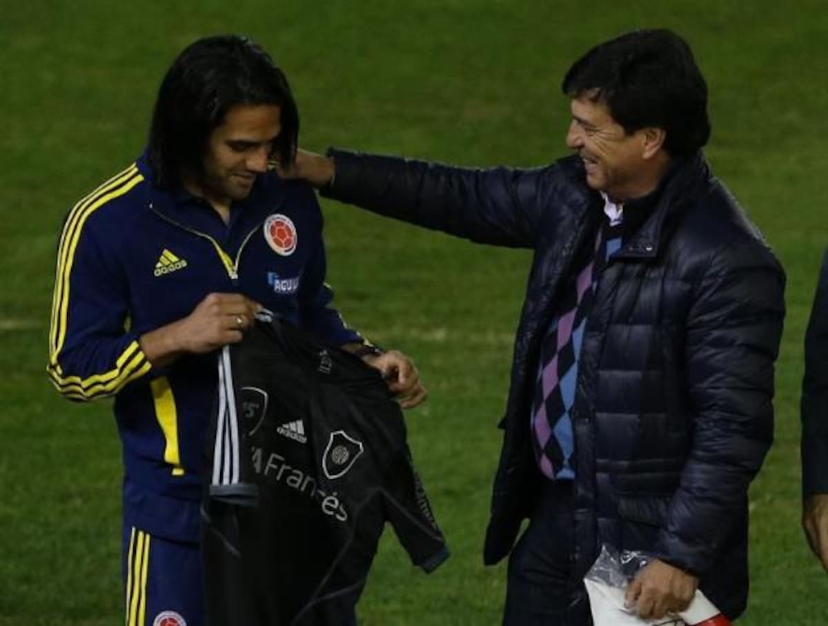 Falcao recibe una camiseta de River Plate, club en el que jugó antes de irse a Europa. Foto: EFE