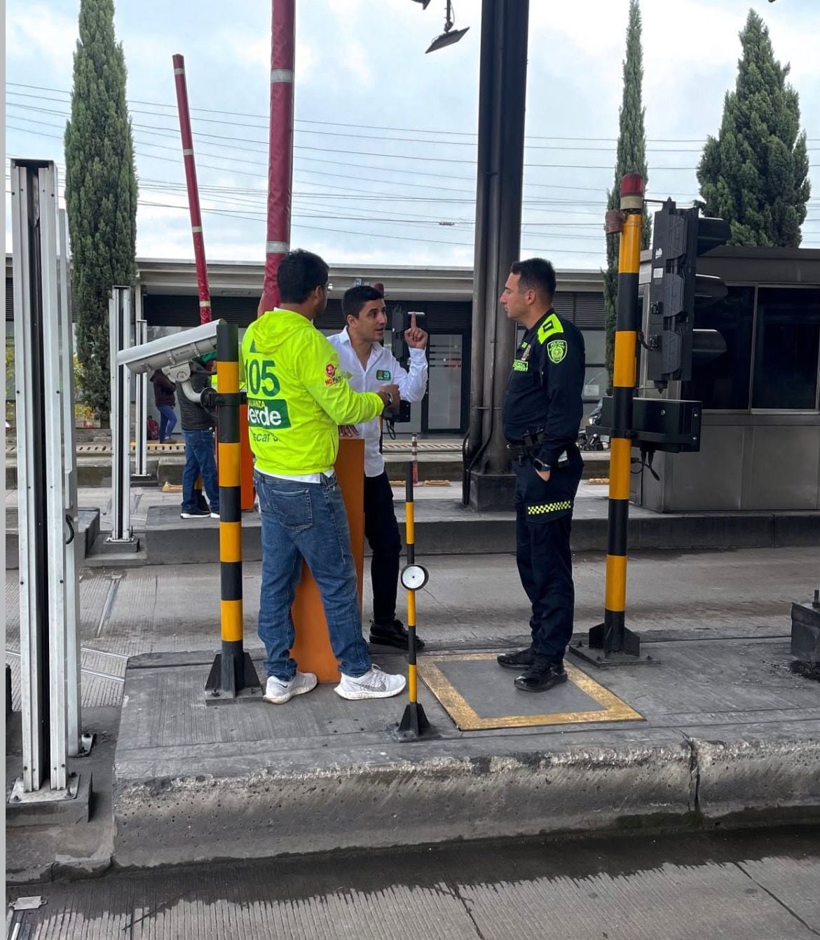 Los candidatos por el Partido Verde levantaron las talanqueras del peaje y permitieron el paso de vehículos sin hacer el pago. Foto: Redes sociales.
