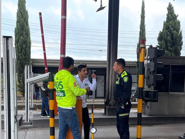 Los candidatos por el Partido Verde levantaron las talanqueras del peaje y permitieron el paso de vehículos sin hacer el pago. Foto: Redes sociales.