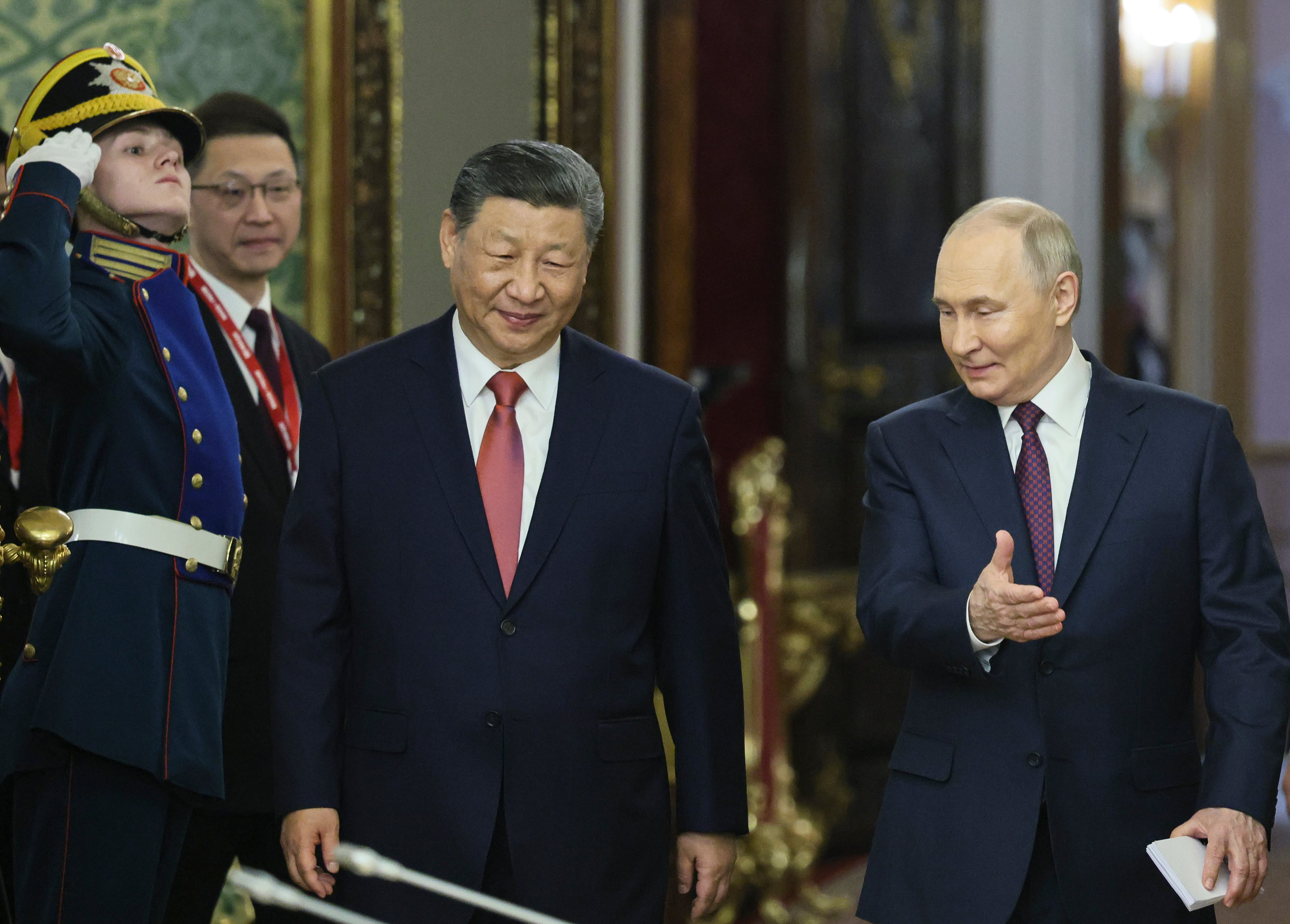 FOTODELDÍA MOSCÚ (Federación Rusa), 08/05/2025.- El presidente ruso, Vladímir Putin recibe al presidente chino, Xi Jinping, antes de su reunión en el Kremlin de Moscú, Rusia, este jueves. Rusia conmemorará el 80.º aniversario de la victoria en la Segunda Guerra Mundial sobre la Alemania nazi y sus aliados el 9 de mayo.EFE/ Yuri Kochetkov / POOL