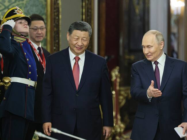FOTODELDÍA MOSCÚ (Federación Rusa), 08/05/2025.- El presidente ruso, Vladímir Putin recibe al presidente chino, Xi Jinping, antes de su reunión en el Kremlin de Moscú, Rusia, este jueves. Rusia conmemorará el 80.º aniversario de la victoria en la Segunda Guerra Mundial sobre la Alemania nazi y sus aliados el 9 de mayo.EFE/ Yuri Kochetkov / POOL