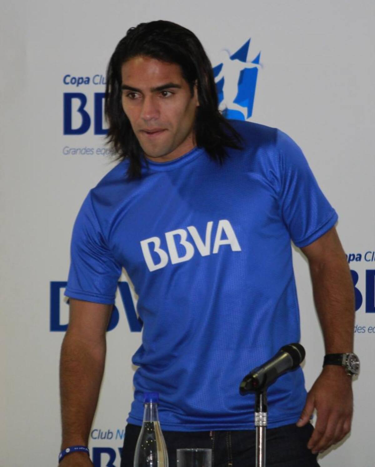El delantero colombiano renovó su contrato como imagen del BBVA y presentó el torneo de fútbol empresarial.