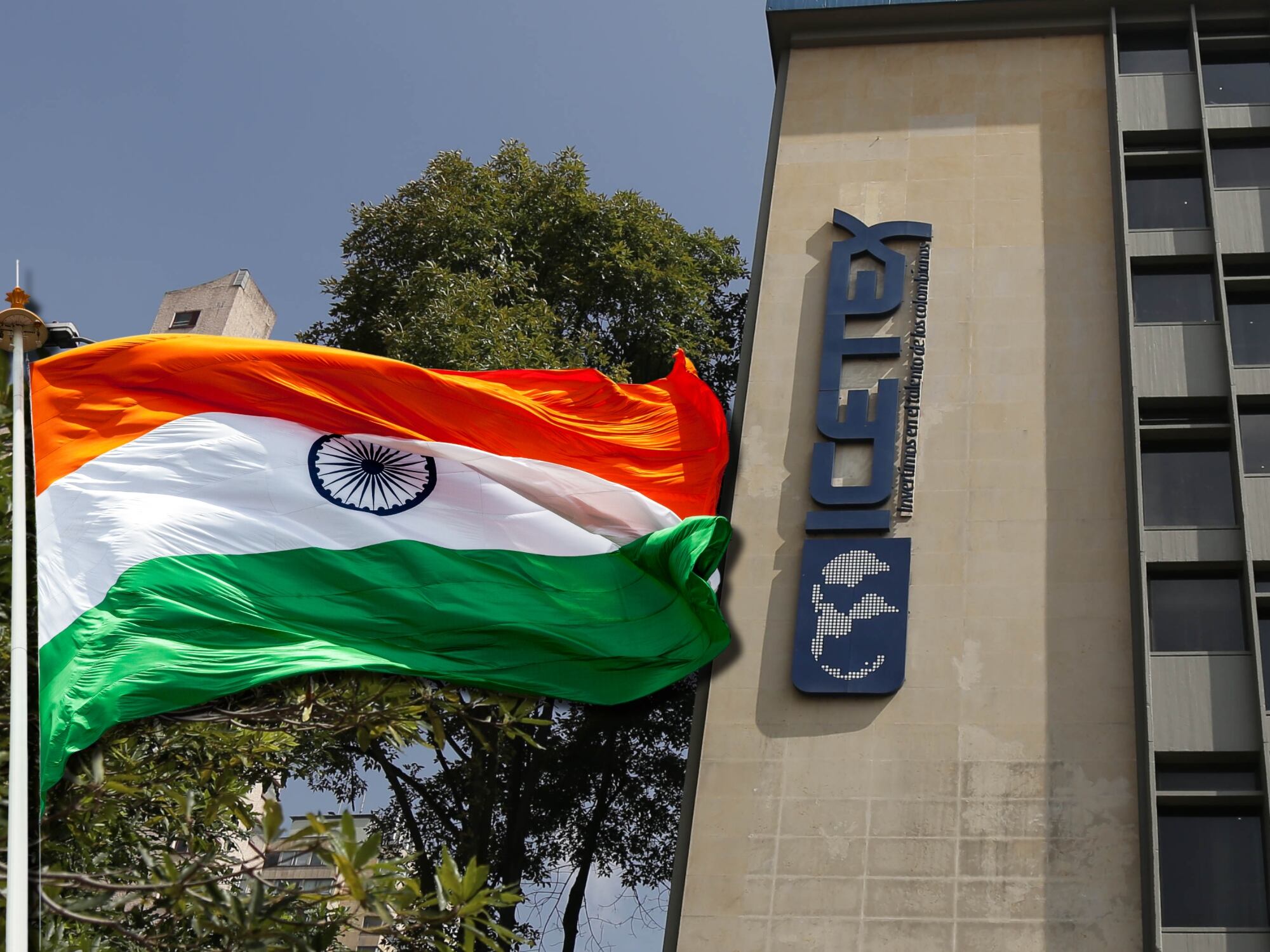 Bandera de la India y fachada del Icetex. Fotos: Getty Images y Colprensa.