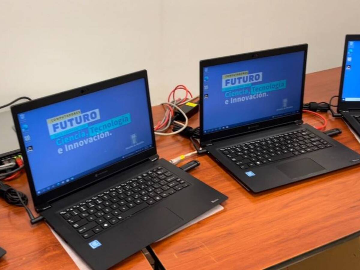 Alcaldía entrega los primeros mil computadores a estudiantes