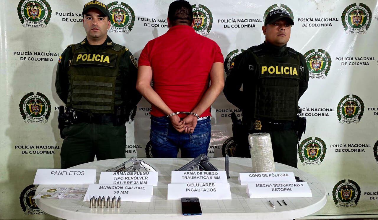 Armas de fuego, munición, material explosivo y panfletos de un grupo armado ilegal fueron incautados por la Policía Nacional durante un operativo en el casco urbano de Algeciras, Huila. El procedimiento dejó una persona capturada.
