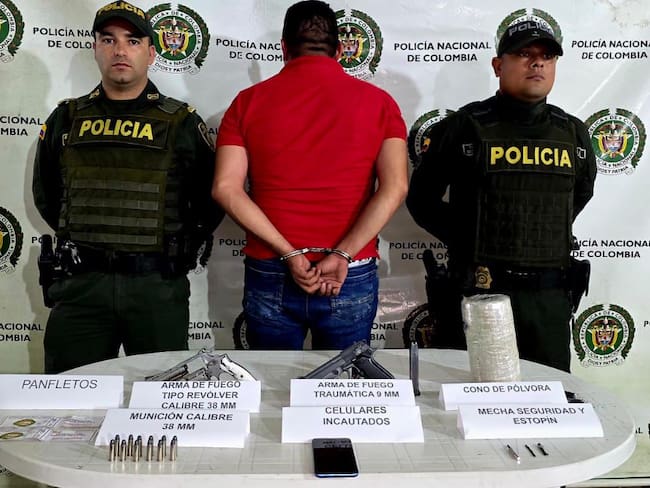 Armas de fuego, munición, material explosivo y panfletos de un grupo armado ilegal fueron incautados por la Policía Nacional durante un operativo en el casco urbano de Algeciras, Huila. El procedimiento dejó una persona capturada.
