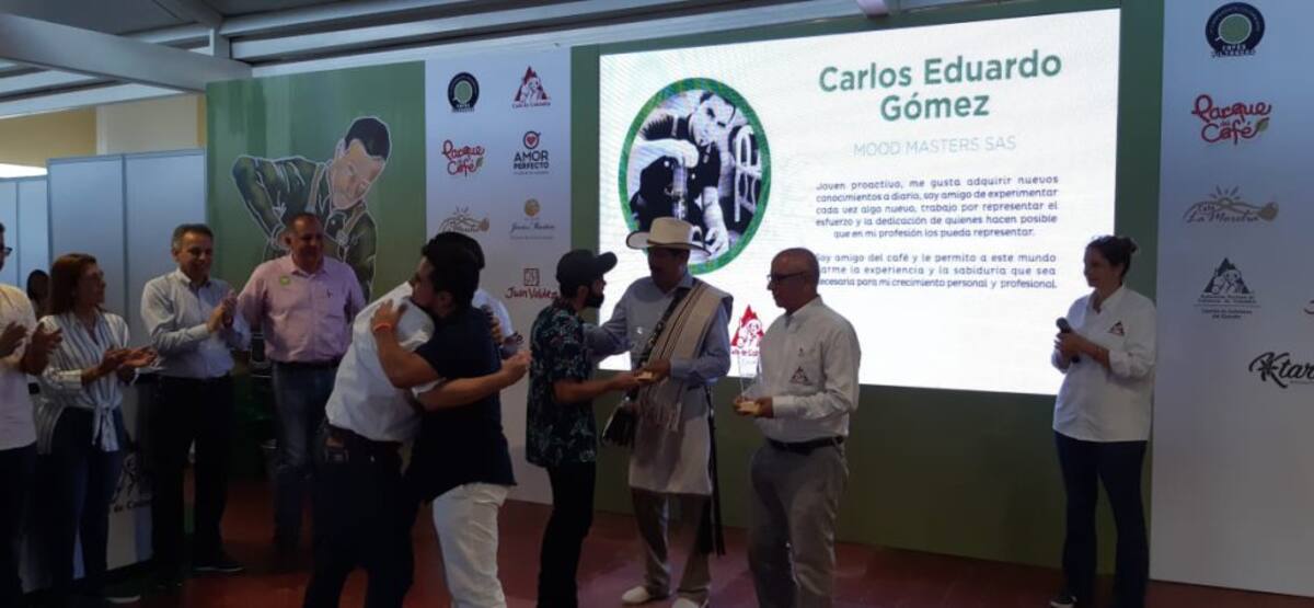 el barista tolimense en el momento de recibir el premio como campeón nacional de cafés filtrados