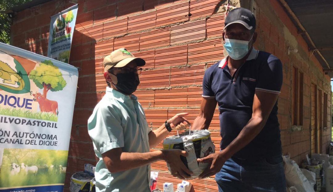 Alambre, grapas, pasturas, hidroretenedores y controladores de plagas, entre otros, fueron los insumos entregados