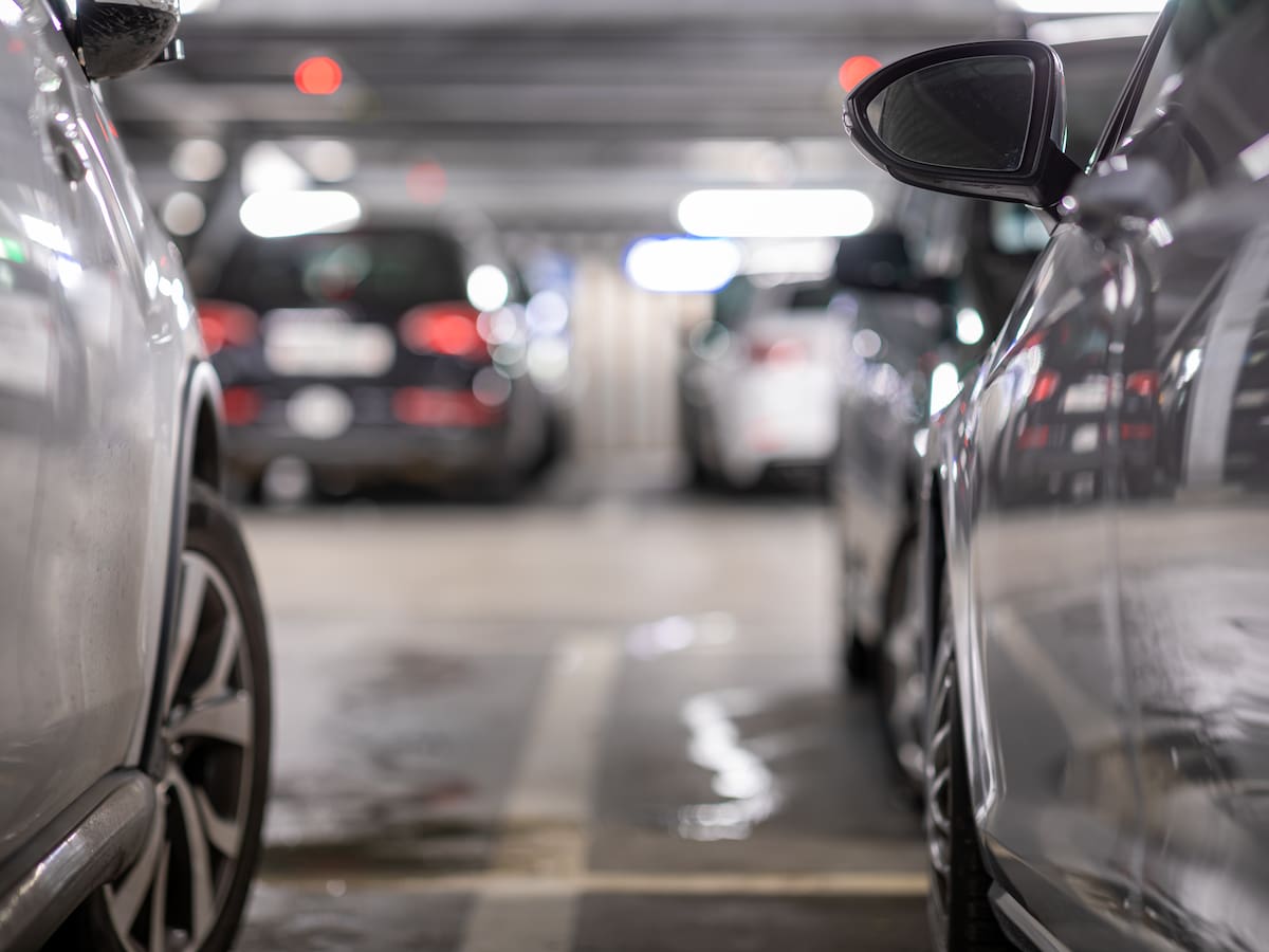 ¿Es verdad que la gasolina se daña o evapora si deja el carro parqueado?
