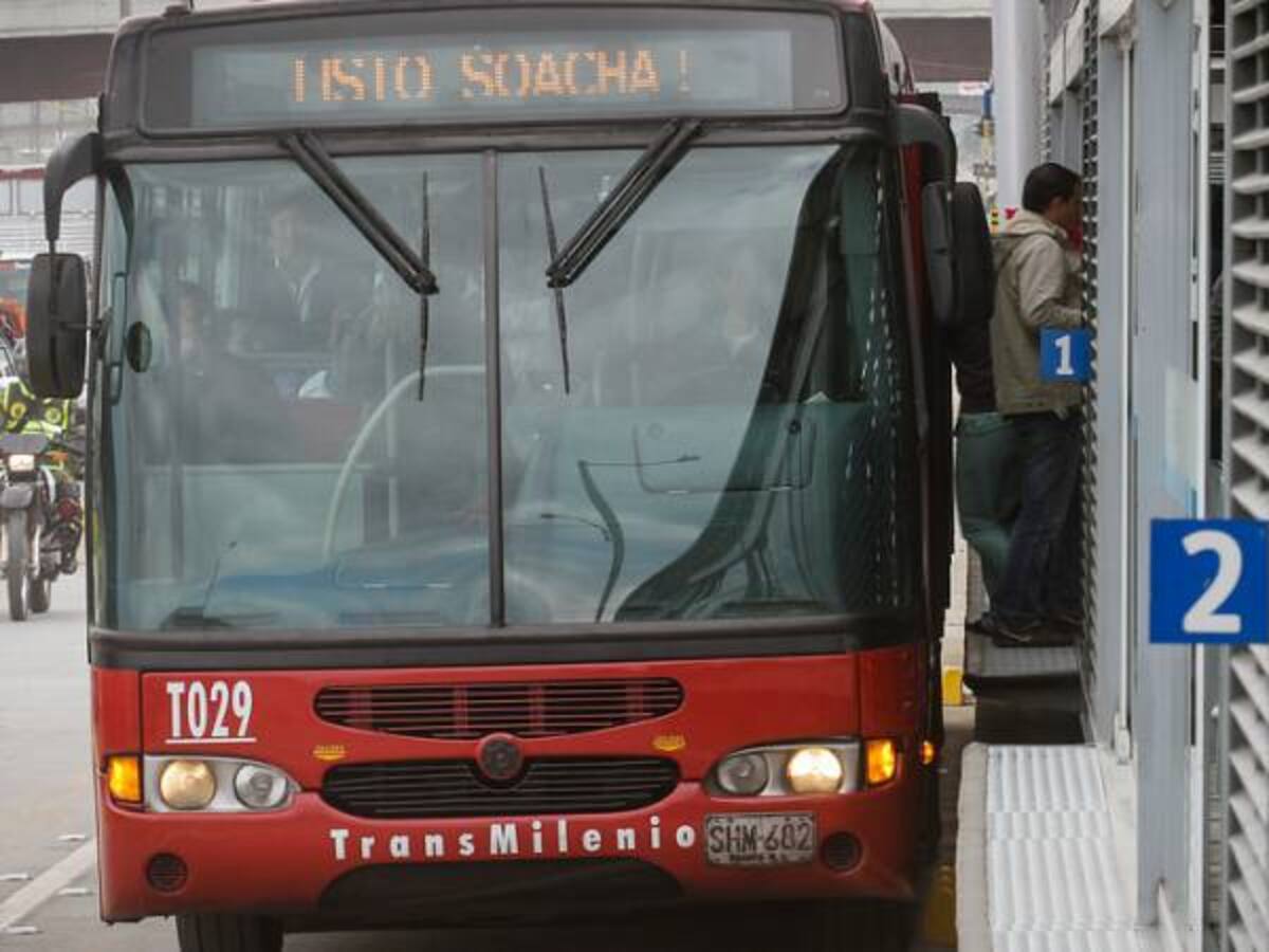 Un muerto, dos heridos , 120 agresiones a funcionarios por colados en Transmilenio