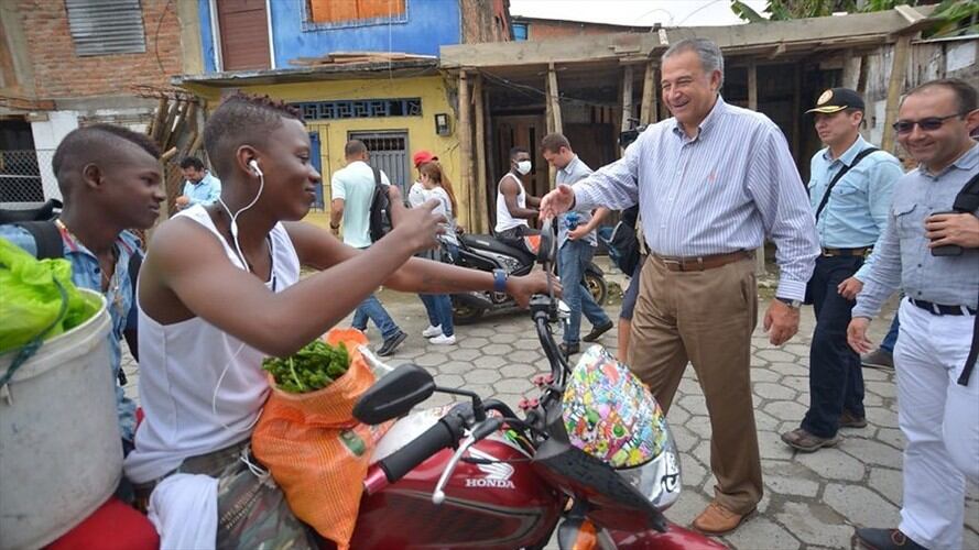 Óscar Naranjo se reunió con las comunidades del río Mira afectadas por la protesta en la que murieron seis campesinos el jueves pasado. Foto: Colprensa