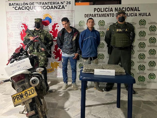 Los capturados, el alcaloide y la motocicleta, fueron dejados a disposición de las autoridades competentes.