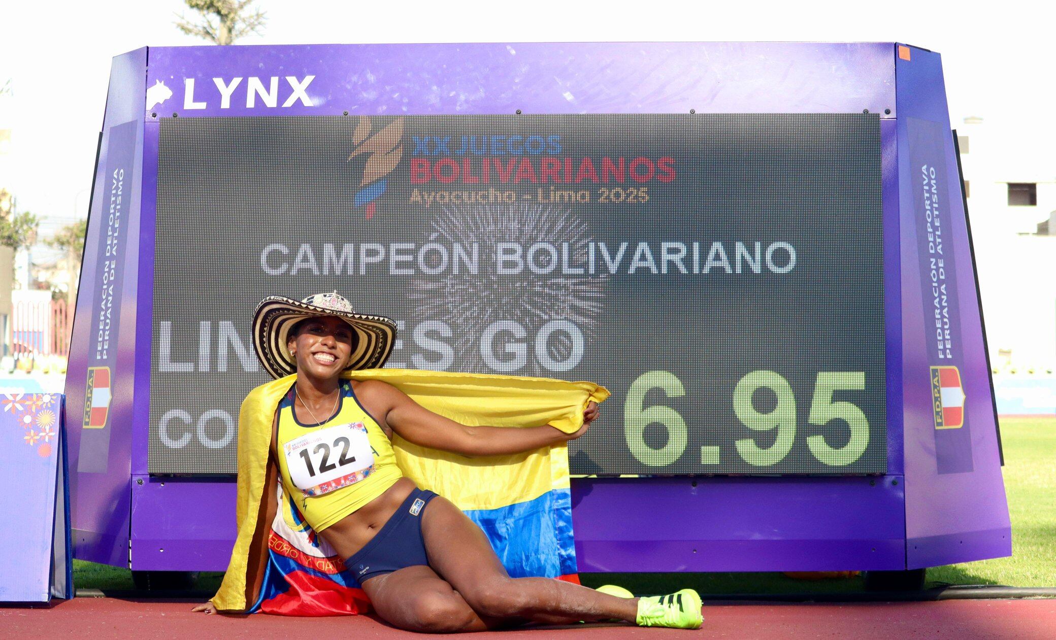 Natalia Linares festeja su medalla de oro en los Juegos Bolivarianos, además de su marca nacional / Twitter: @MinDeporteCol.