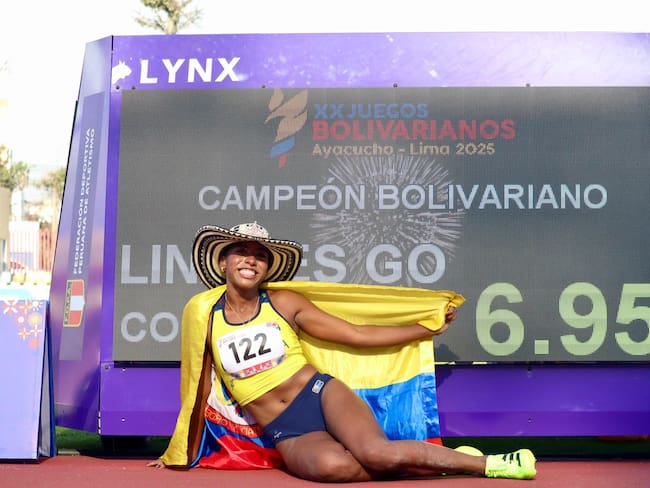 Natalia Linares festeja su medalla de oro en los Juegos Bolivarianos, además de su marca nacional / Twitter: @MinDeporteCol.