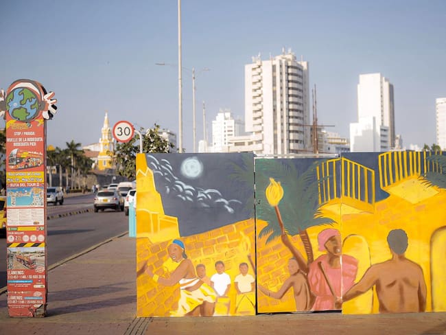 El Muelle La Bodeguita se viste de colores con las obras de artistas plásticos cartageneros