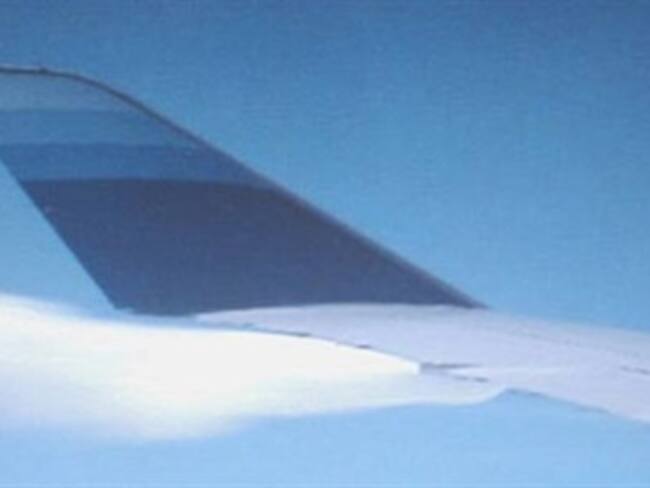 Graba en vídeo la pérdida de combustible de un avión y salva a todos los pasajeros