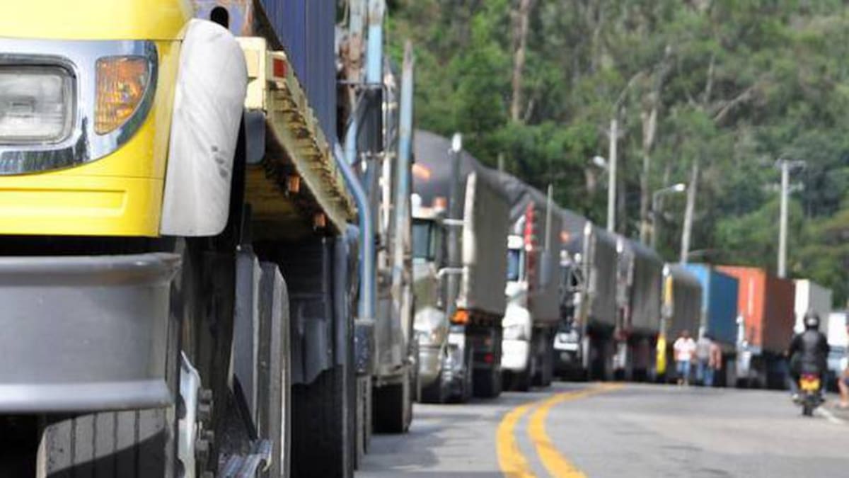 Camioneros de Risaralda denuncian ser víctimas de atraco por polizones y caminantes