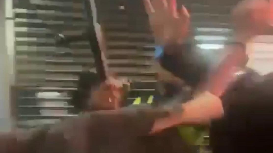 Enfrentamiento entre estudiantes y vigilantes de Transmilenio por no pagar pasaje.