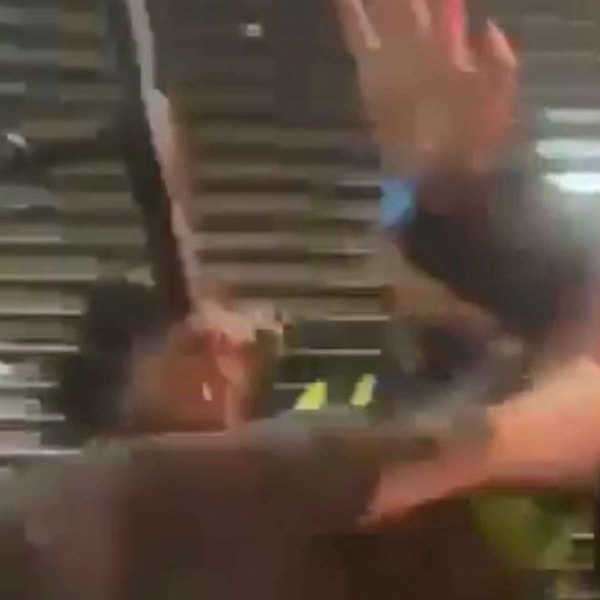 VIDEO | Enfrentamiento entre estudiantes y vigilantes de TransMilenio por no pagar pasaje