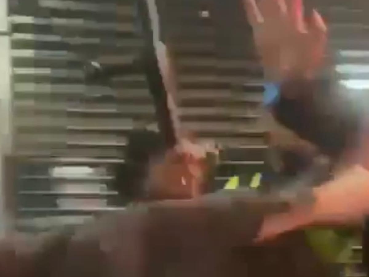 VIDEO | Enfrentamiento entre estudiantes y vigilantes de TransMilenio por no pagar pasaje