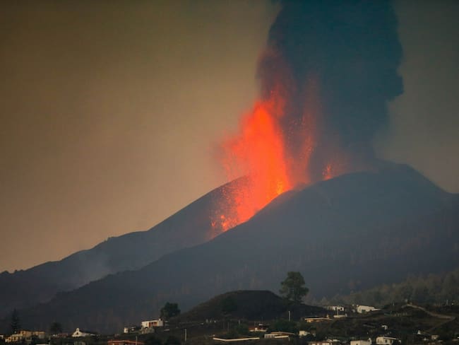 Nuevamente volcán en La Palma (España) entra en actividades