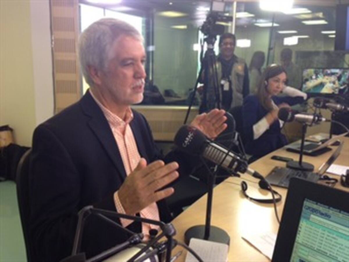 "Santos obedece a maquinaria de la política tradicional y Zuluaga a Uribe"