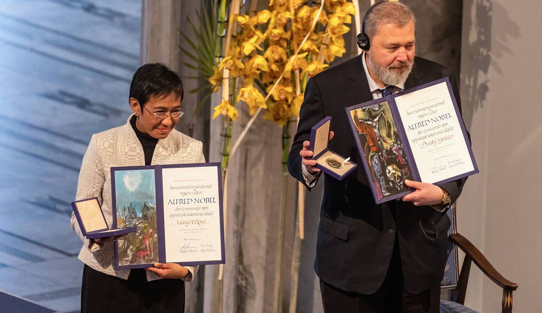 Los periodistas Maria Ressa (Filipinas) y Dmitri Muratov (Rusia) recibiendo el premio Nobel de paz. Foto: Getty