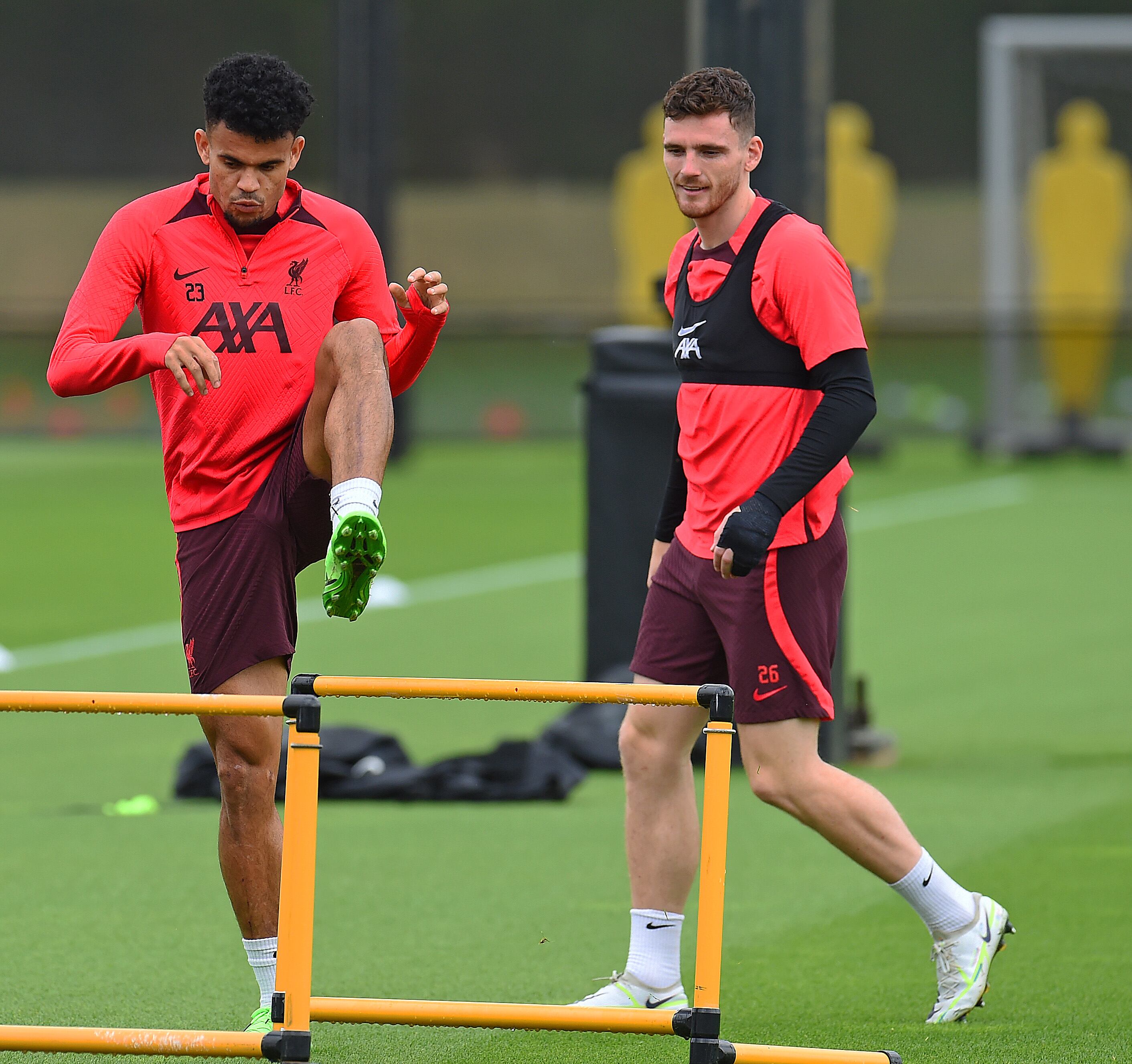 Luis Díaz en un entrenamiento del Liverpool junto al escocés Andrew Robertson. (Photo by John Powell/Liverpool FC via Getty Images)