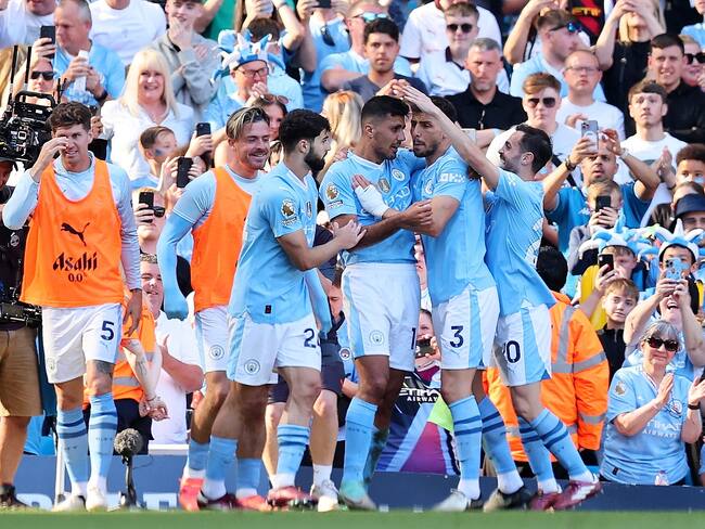 Manchester (United Kingdom), 19/05/2024.- Manchester City&#039;s Rodri (C) celebrates with teammates after scoring the 3-1 goal during the English Premier League soccer match of Manchester City against West Ham United, in Manchester, Britain, 19 May 2024. (Reino Unido) EFE/EPA/ASH ALLEN EDITORIAL USE ONLY. No use with unauthorized audio, video, data, fixture lists, club/league logos, &#039;live&#039; services or NFTs. Online in-match use limited to 120 images, no video emulation. No use in betting, games or single club/league/player publications.