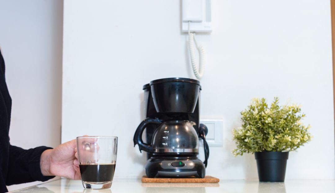 ¿Cómo hacer café en una cafetera? Esta es la manera más fácil de prepararlo