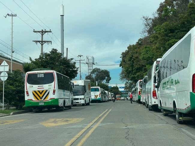 Buses ocupando el espacio público// Cortesía residentes del barrio