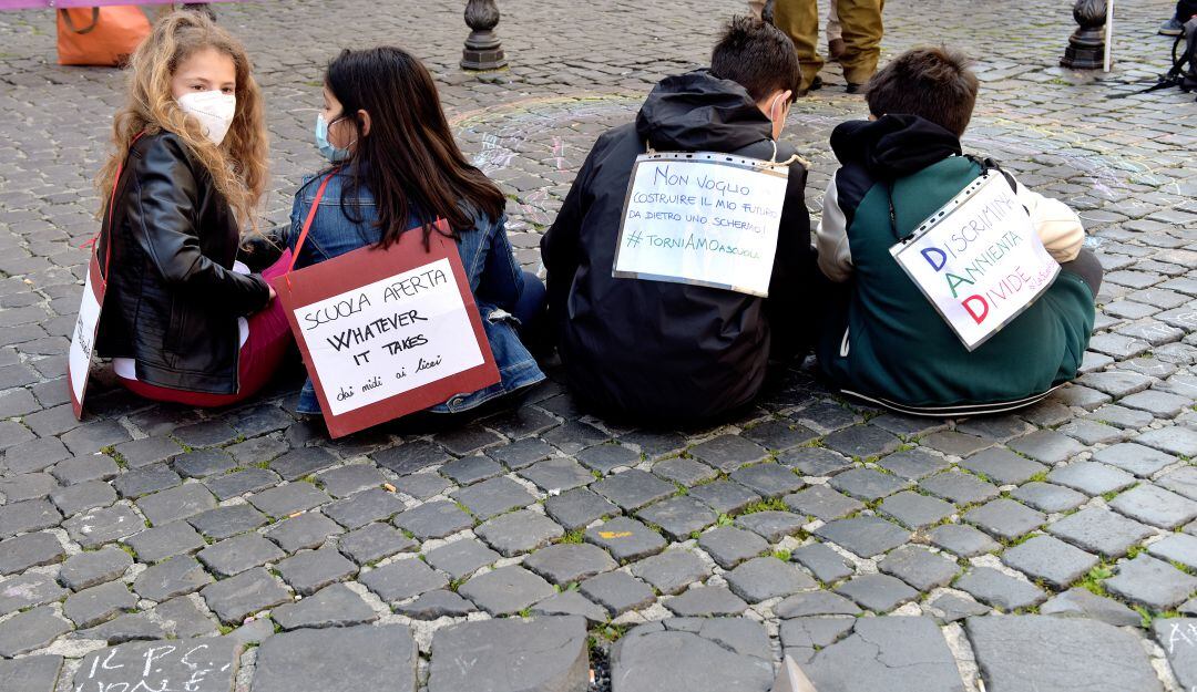 Jóvenes en Italia piden que se abran los colegios