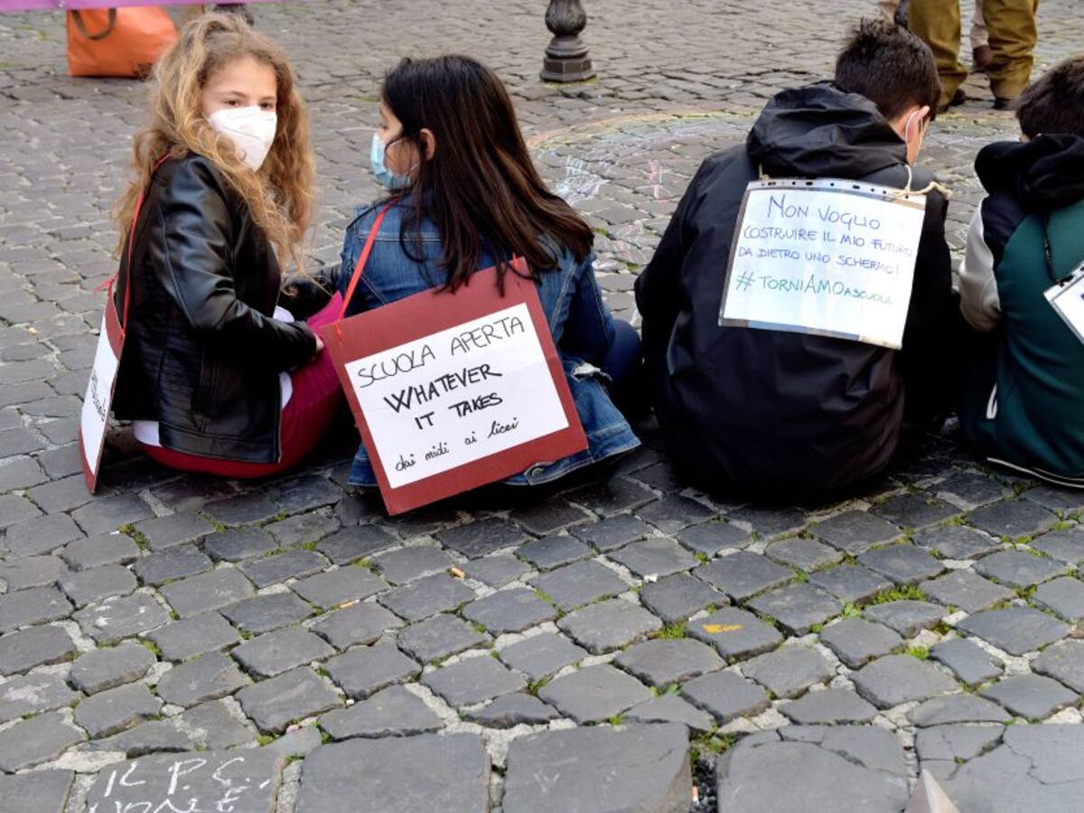 Vacuna de Pfizer es 100% efectiva y segura en jóvenes de entre 12 y 15 años