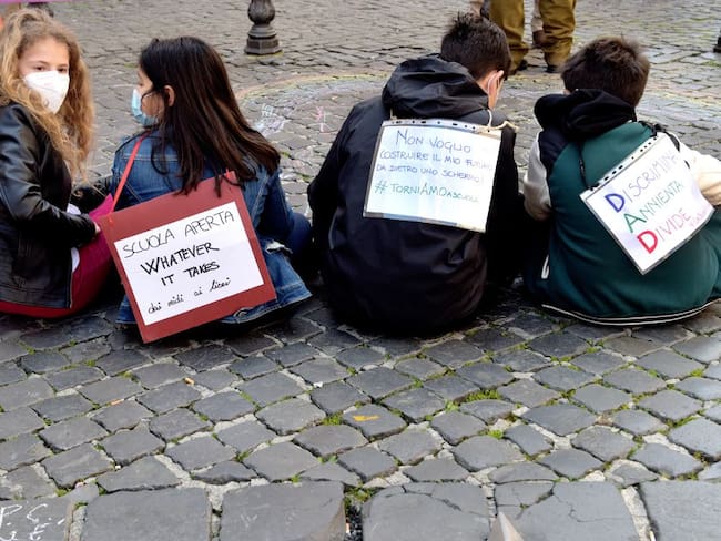 Jóvenes en Italia piden que se abran los colegios